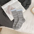 Chaussettes grises en coton à rayures avec bordure volantée bleue et broderie - Taille unique / Gris Rayé avec Broderie Cœur Bleue