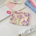 Détail d'un petit porte-monnaie en toile florale avec fermeture éclair sur un bureau - Violet Floral