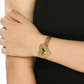 Nahaufnahme eines goldenen Mesh-Herzarmbands am Handgelenk mit strukturierter Oberfläche - Goldenes Herz Mesh Armband (KB204096-SXSJ)