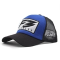 Detailansicht der F3 Stables Stickerei auf blau-schwarzer Mesh-Trucker-Cap mit Dubai-Schrift - Blau/Schwarz