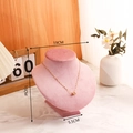 Rosa Samt-Büste für Halsketten-Präsentation mit Maßen 19cm x 15cm - F 15CM Büste Halsketten-Display