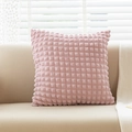 Rosa quadratisches Kissen mit Waffelstruktur auf beigem Sofa bei hellem natürlichem Licht - 45x45cm / Uni Pink