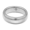 Primer plano detallado de una pulsera elástica de acero inoxidable plateada Tubogas - 8mm*59mm / Color Acero