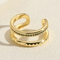 Detail einer doppelten Gold-Ohrmanschette mit grünen Zirkonen und Texturen - Einstellbar Offen / Doppelreihiger Geometrischer Ring