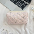 Makrodetail aus rosa gestepptem Stoff mit süßen Hasen und Schleifen auf Kosmetiktasche - Lila Schleifen Hase