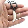 Detalle de colgante de diente de lobo con cuentas de madera en cordón negro - Estilo A - Blanco