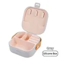 Portagioie in silicone grigio con fodera rosa e tre ganci per l'uso in viaggio - Scatola di silicone / Grigio