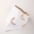 Détail du bavoir bébé en gaze de coton avec motif arc-en-ciel et texture douce - Patchwork Arc-en-ciel