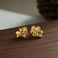 Macro di orecchini a lobo a forma di cavallo alato placcati oro 24k su legno naturale - Orecchini a Lobo Cavallo Alato con Corona e Silver Earring Post-Oro (Placcato Oro Vero)