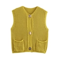 Detalle del chaleco de punto grueso amarillo con botones metálicos y bolsillos frontales - S / Amarillo Jengibre