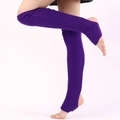 Detailansicht lila gestrickter Yoga-Beinstulpen mit elastischer Textur und Steg-Design - Einheitsgröße / Lila