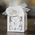 Scatola regalo bianca con orso intagliato, nastro di seta e cartellino dorato - Bianco