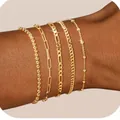 Ensemble de 5 bracelets dorés avec mailles figaro et trombone portés au poignet du mannequin - Set de 5 pièces / Bracelet Or Style 8