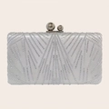 Dettaglio di pochette da sera argento con decorazione di perline e chiusura a perla - Texture Seta/Perline / Argento