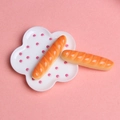 Mini baguette francesi su piatto in ceramica a pois rosa per casa delle bambole - Baguette Originale