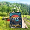 Détail du drapeau de camping Wanderlust avec motif montagne sur un site de plein air pittoresque - 73X95CM (Peluche Courte à Boucle Améliorée) / Camping au Feu de Camp et Lanterne (ZJ1019-39)