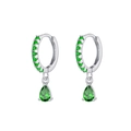Détail de boucles d'oreilles en argent avec gouttes vert émeraude et zircons cubiques - Goutte Argent Vert