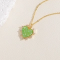Dettaglio del ciondolo a cuore a scacchi verdi con micro-cristalli su catena dorata - Verde (XL2443)