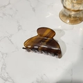 Pince à cheveux élégante en acétate écaille d'ambre sur marbre blanc - Petit Yuanbao (Environ 6,6 cm) / Americano Glacé (Écaille d'Ambre)