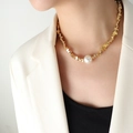Collar vintage francés con cuentas doradas irregulares y una gran perla blanca central - Collar de perlas doradas