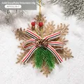 Fiocco di neve dorato decorativo con fiocco a righe e pigne su sfondo nevoso - Ornamento da Appendere a Fiocco di Neve Dorato (Stile C)