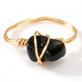 Anello artigianale in filo d'oro con una pietra naturale nera di forma irregolare - Pietra nera irregolare