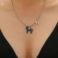 Dettaglio della collana a sfere d'argento con ciondolo a cavallo Dala in smalto blu - Blu (0013)