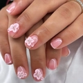 3D weiße Blumen-Kunstnägel mit rosa Verlauf und Silberperlen in kurzer quadratischer Form - Rosa Verlauf 3D Blumen Stil (JP3883)