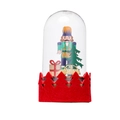 Detailaufnahme der Weihnachtskugel mit Nussknacker, Baum und rotem Filzsockel - Nussknacker-Stil