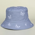 Dettaglio ravvicinato di ricami di farfalle bianche su un cappello alla pescatora - M (56-58cm) / Blu