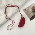 Minibolsos de cuello de cuero rojo con diseño de media luna y cierre de botón plateado - Collar N.° 28 - Borgoña
