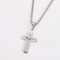 Detail van zilveren roestvrijstalen kruisketting met dubbellaags ontwerp en box-ketting - Met ketting / Staalkleur