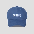 Detail einer marineblauen Baumwollkappe mit weißem CHEESE-Stick und festen Nähten - M / Vintage-Blau