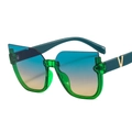Women's cat-eye sunglasses in transparent green frame with gradient lenses and V decoration - Green Frame Gradient Green Tea Lenses