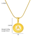 Vista detallada del collar con colgante redondo de oro de 18K con letra A y cadena de serpiente - Letra A (S-P005-A)