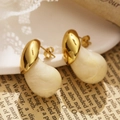 Gros plan de boucles d'oreilles en acier doré avec résine effet marbre crème - Style Goutte Irrégulière (KE029) / Or+Blanc