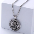Collana uomo in acciaio al titanio con pendente mani in preghiera e bordo greco inciso - Ciondolo Colore Acciaio (Con Catena)