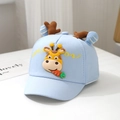 Dettaglio del cappellino da neonato con patch giraffa 3D e graziose orecchie applicate - 48cm (6M-2A) / Blu
