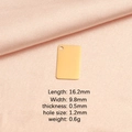 Pendentif enveloppe en acier doré avec dimensions sur fond de soie rose luxueux - Feuille de Métal Rectangulaire en Or