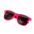 Detail der leuchtend rosa Sonnenbrille mit UV 400 CE Schutgläsern und klassischem Rahmen - Fuchsia