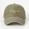 Dettaglio della scritta Mama con ricamo a cuore su un cappellino vintage lavato - Cachi Scuro
