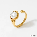 Elegante anillo abierto dorado con perla blanca brillante sobre base de metal ondulado - Estilo Abierto de Una Sola Perla con Base de Concha(KBJ532) / Dorado