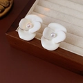 Eleganter weißer Kamelien-Ohrstecker aus Harz mit rosa Perle und Goldrand-Details - Silberohrring Post Kamelie Tropföl Perlenstil