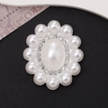 Detail eines blütenförmigen Anhängers mit Perlen und Strass für DIY-Schmuck oder Gehäuse - Runder Perlenstil / Silber Perle