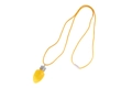 Macro-opname van een gele gloeilamp hanger ketting met bijpassend koord en witte sluiting - Gele Lamp Ketting
