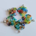 Cinque ciondoli a cuore in vetro millefiori da 2 cm con motivi floreali per gioielli - Vetro Millefiori Colorato