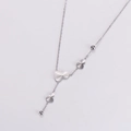 Dettaglio della collana a Y argento con pendenti a cuore e trama a ventaglio - Color Acciaio
