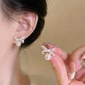 Dettaglio orecchini a fiocco in argento con cristalli e perla bianca a goccia donna - 925 Sterling Silver Earring Post - Fiocco Argento - Perla Bianca