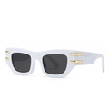 Lunettes de soleil œil-de-chat blanches avec monture épaisse et détails dorés sur verres noirs - Monture Blanche Verres Gris