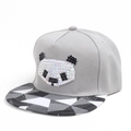 Cappellino snapback grigio con panda di paillettes e visiera a motivo geometrico - Regolabile / Grigio